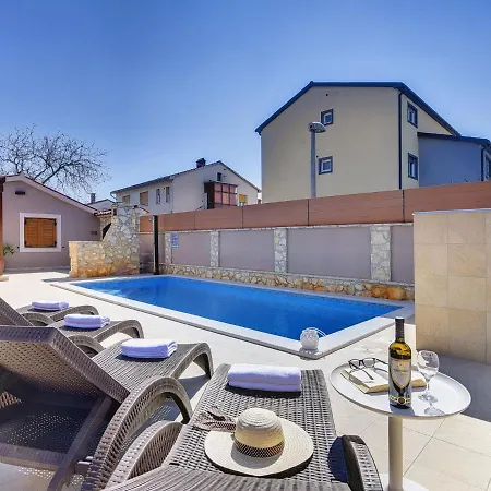 In With Private Pool & Bbq Holiday home Pula