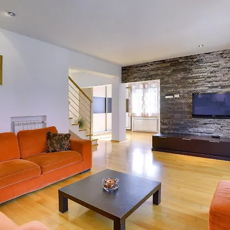 In With Private Pool & Bbq Holiday home *