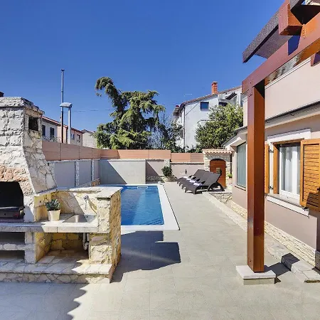 In With Private Pool & Bbq Pula