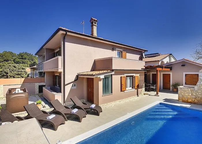 In With Private Pool & Bbq