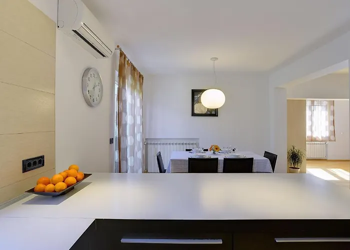 In With Private Pool & Bbq Holiday home Pula