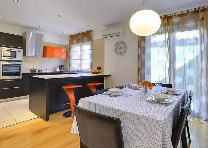 In With Private Pool & Bbq Holiday home *