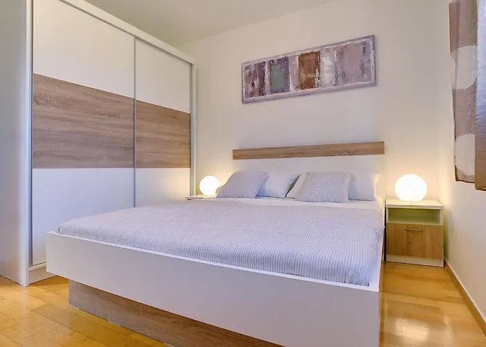 In With Private Pool & Bbq Holiday home *