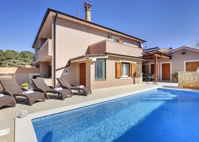 In With Private Pool & Bbq Feriehus Pula