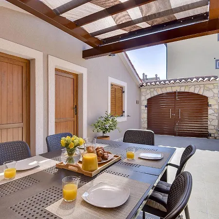 Hébergement de vacances In With Private Pool & Bbq Pula