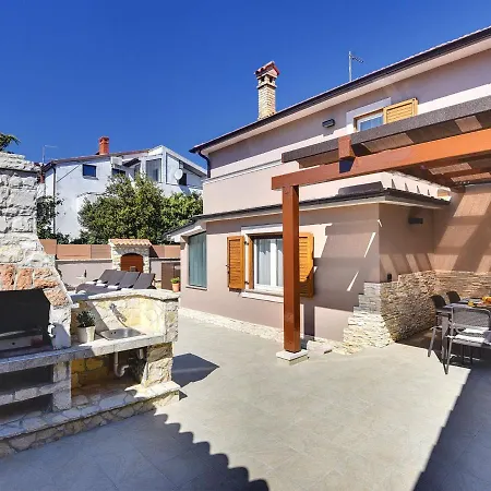 In With Private Pool & Bbq Hébergement de vacances